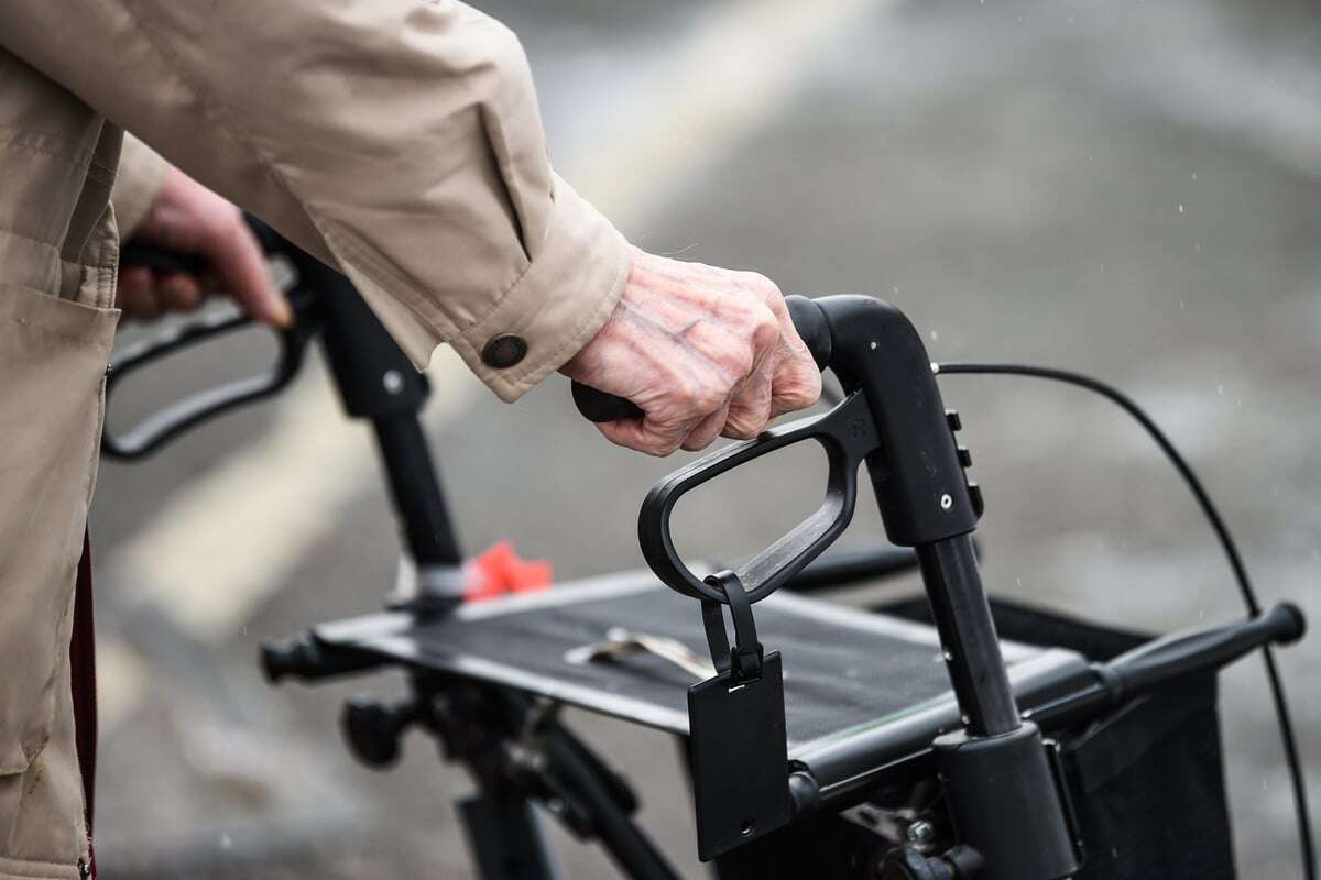 Rollator-Fahrer in Leipzig überfallen: Angreifer hauen mit Geld und Einkäufen ab