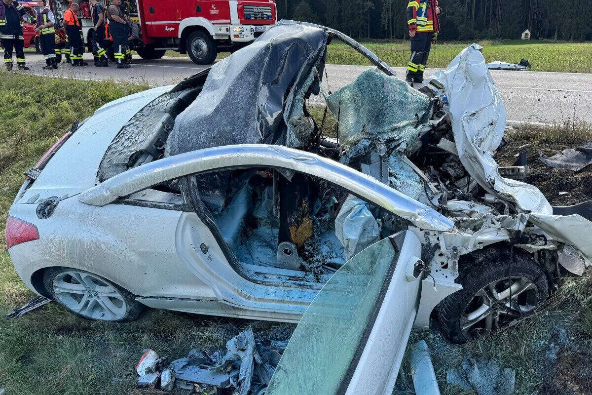 Auto rast in Laster: Feuerwehr kann Fahrer (†41) nur noch tot aus Wrack befreien