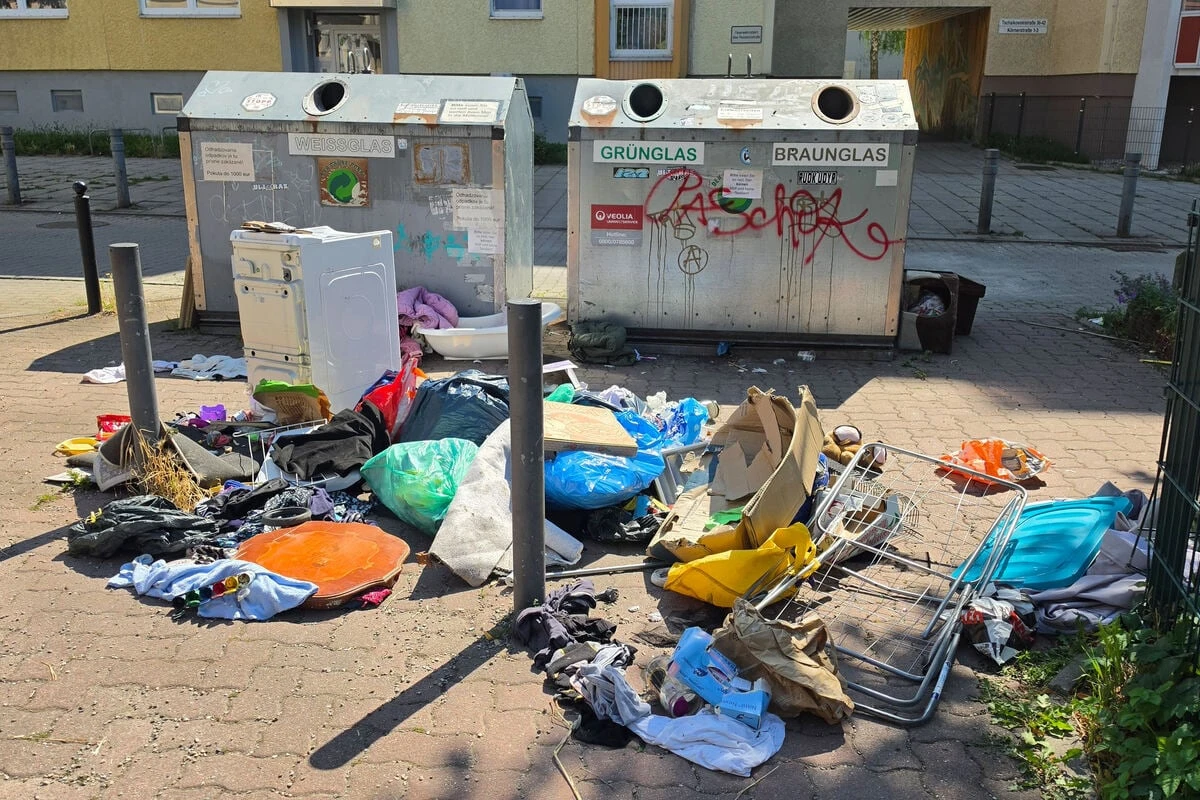 Fußweg fast komplett versperrt! Müllberg auf Chemnitzer Sonnenberg