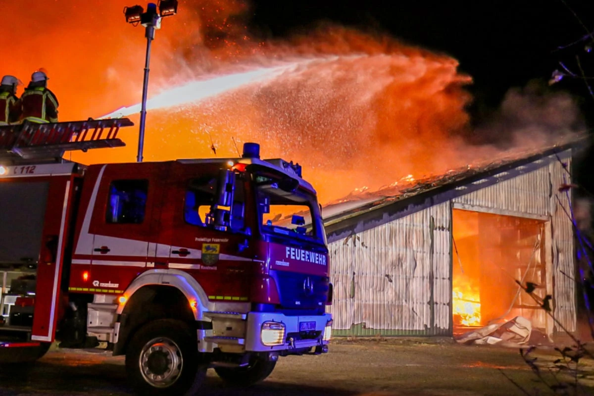 Flammen-Inferno! Dutzende Tiere sterben bei Großbrand auf Bauernhof
