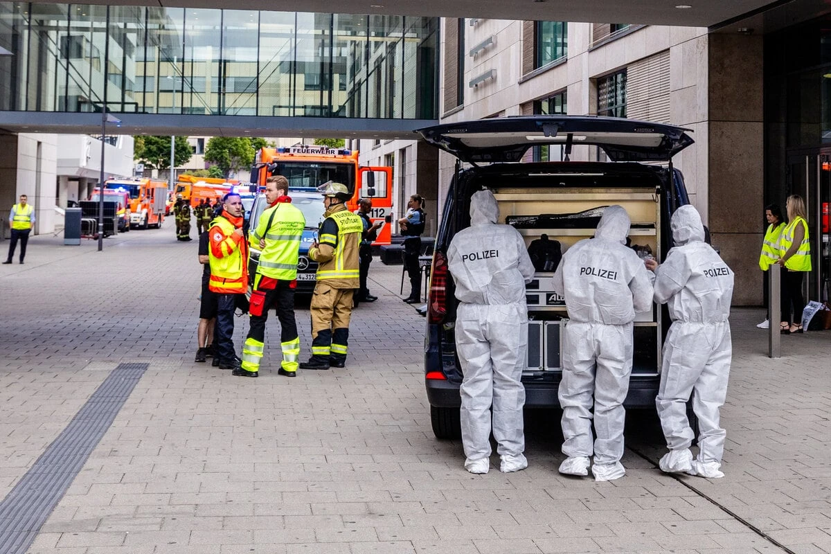 Schwerer Messer-Angriff in Stuttgart: Zeugen löschen Frau mit Feuerlöscher