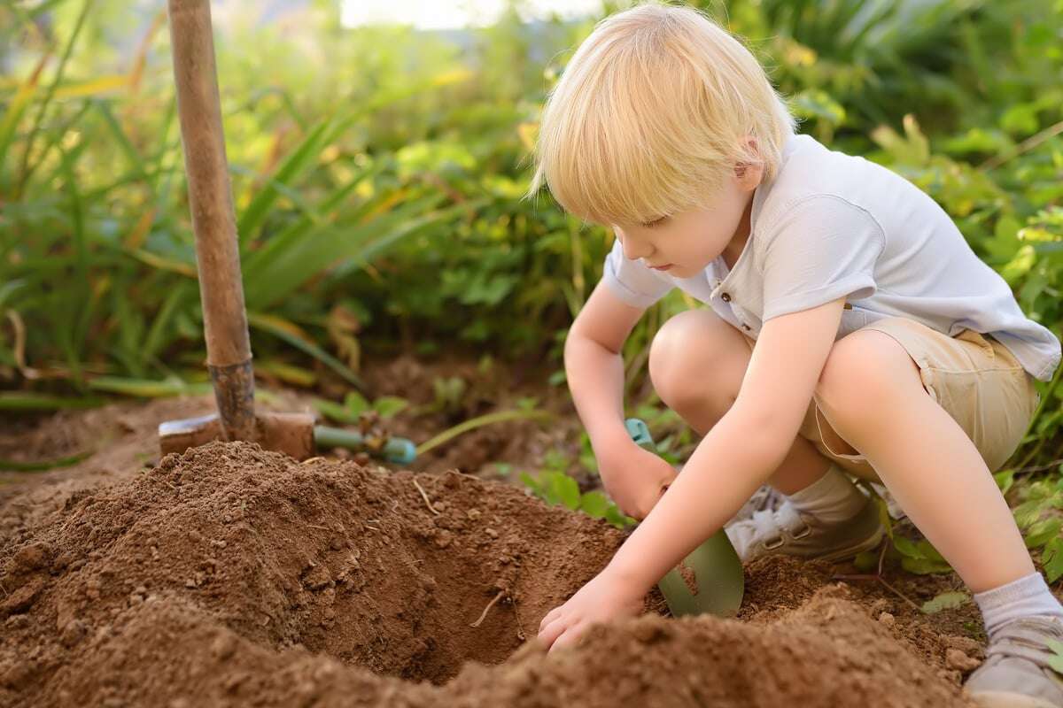 Krimineller Hintergrund? Kind findet 15.000 Euro auf Schulhof