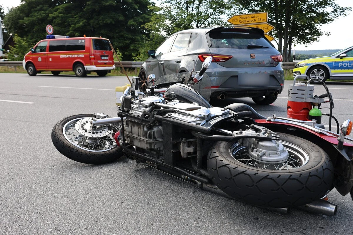 Kreuzungscrash im Erzgebirge: Biker knallt gegen Seat