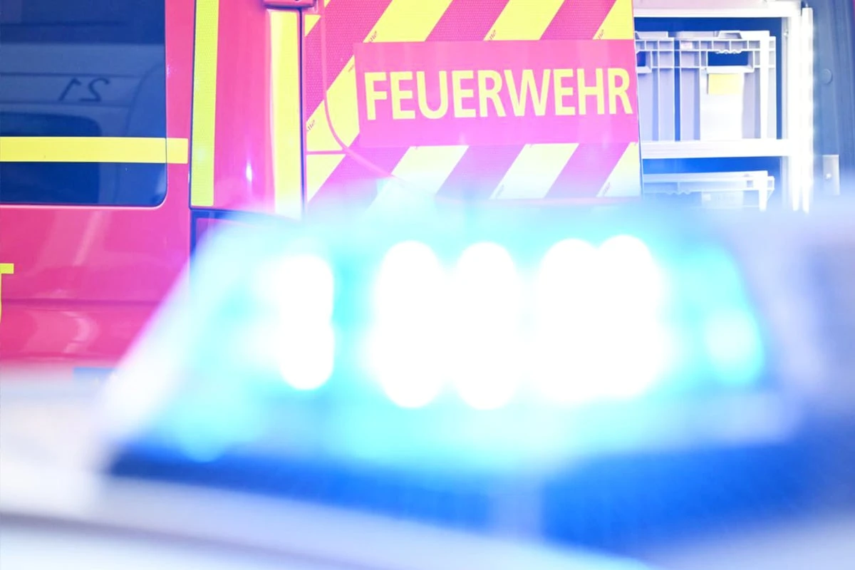 Mieter steckt eigene Wohnung in Brand: Mehrfamilienhaus evakuiert