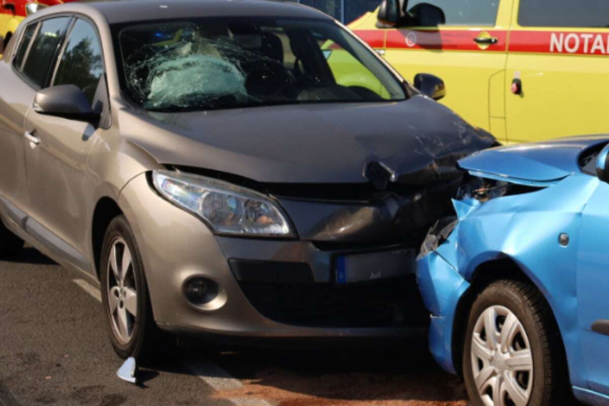 Straßensperrung nach heftigem Unfall im Erzgebirge