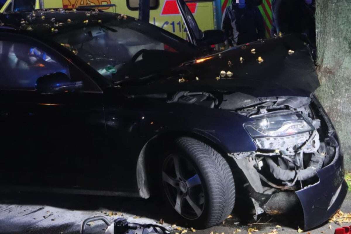 Heftiger Crash in Oberschöneweide: Audi-Fahrer rast in dreißiger Zone gegen Baum