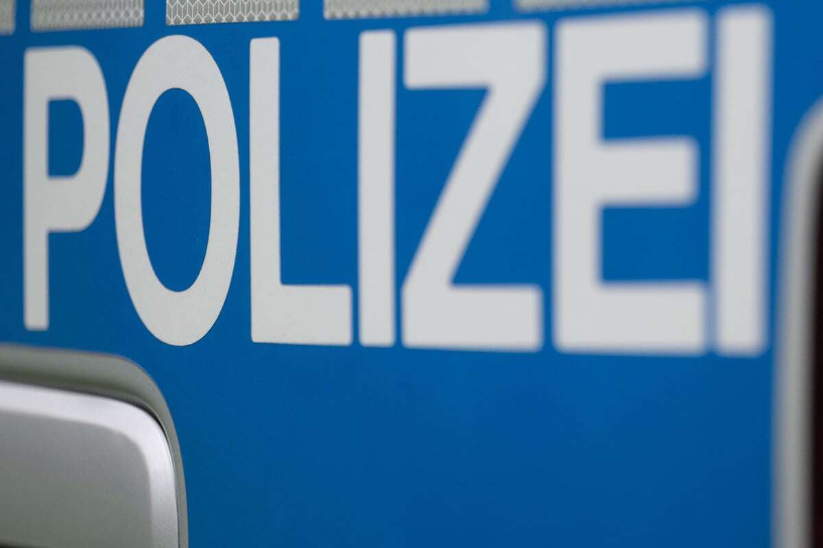 Mann brüllt rassistische Parolen und geht auf Polizei los