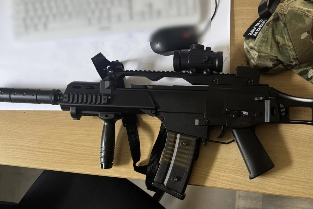 Vermummter Mann fährt mit Gewehr und Schutzweste spazieren: Überraschung bei der Festnahme