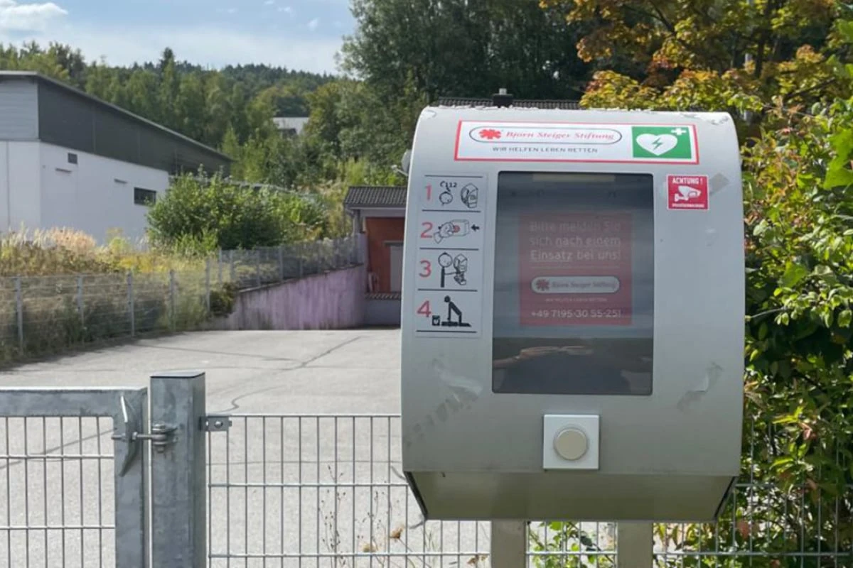 Dreister Diebstahl im Erzgebirge: Defibrillator erneut gestohlen