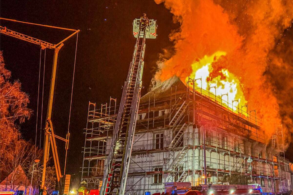 Mehrfamilienhaus lichterloh in Flammen: Feuerwehr muss zweimal ausrücken