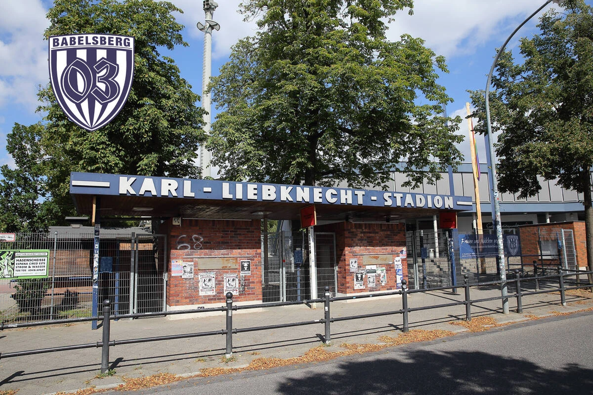 Einbruch in Stadion von Babelsberg 03: Schlafendes Vereinsmitglied angegriffen