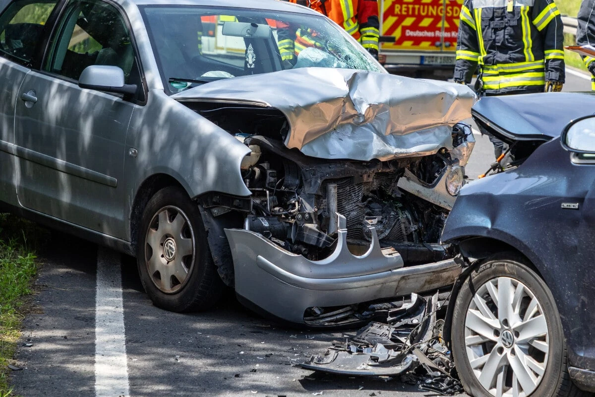 Frontal-Zusammenstoß bei Fulda: Zwei Menschen verletzt