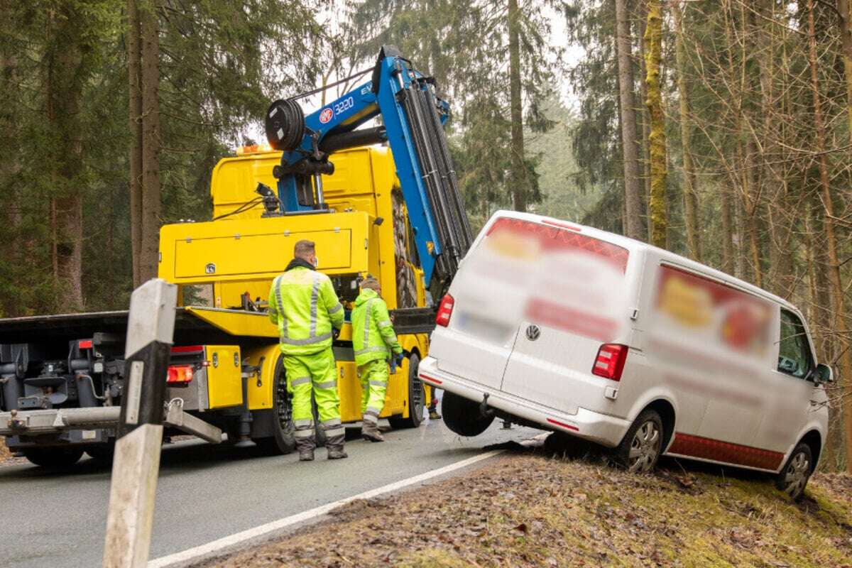 Unfall im Erzgebirge: Transporter landet im Graben, Lkw-Fahrer flüchtet