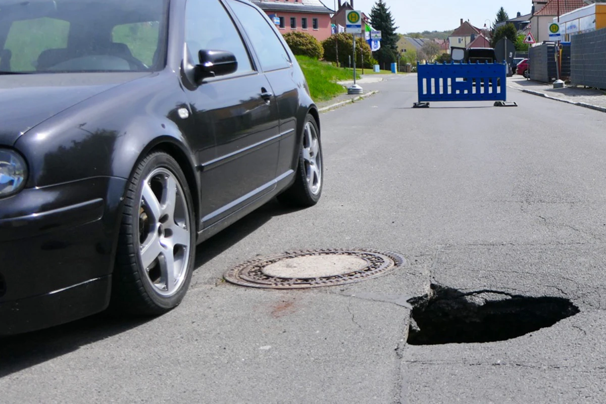 Loch im Asphalt! Sächsische Straße eingesackt