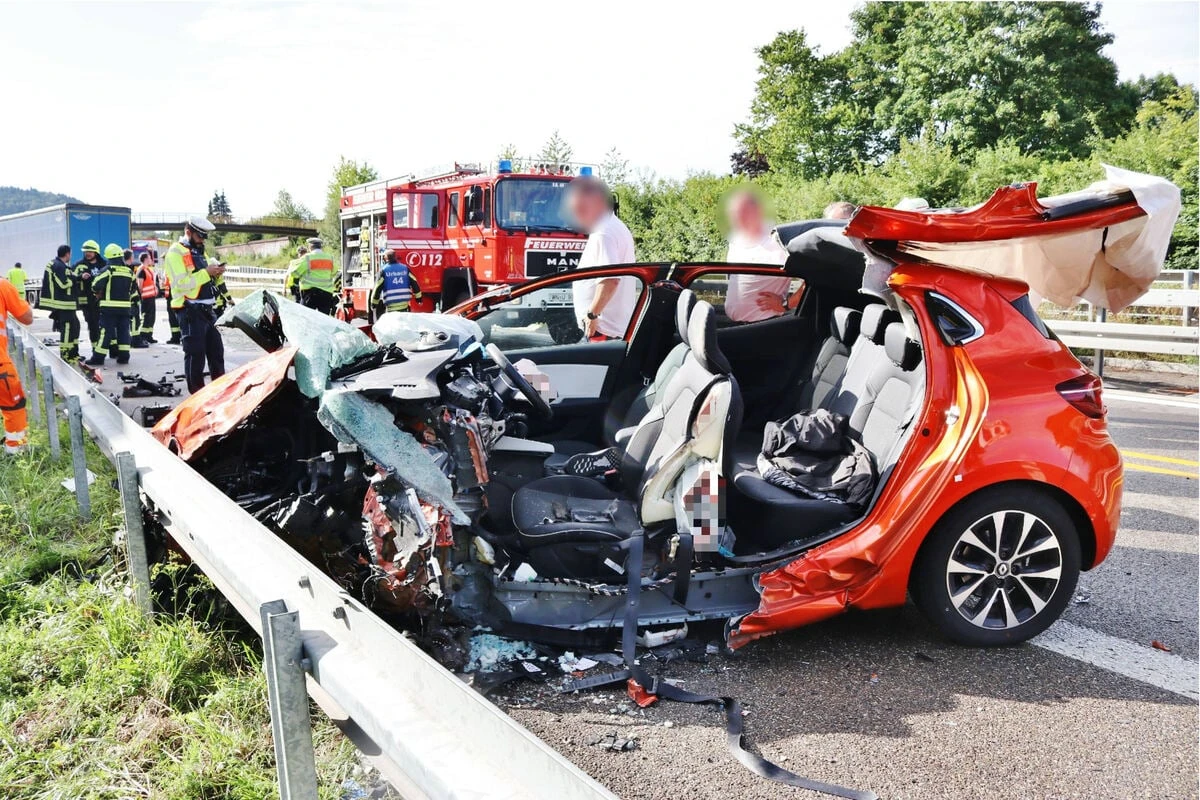 Frontalcrash mit LKW auf der B29: 22-Jähriger muss per Hubschrauber ins Krankenhaus geflogen werden