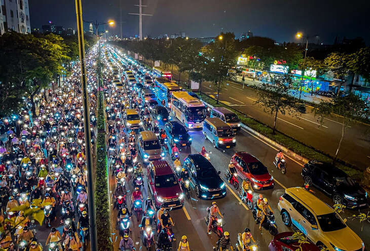 Chuyên gia: Đường quá chật tạo nên những tài xế côn đồ, nhìn người như 'cái xe vô tri vô giác'