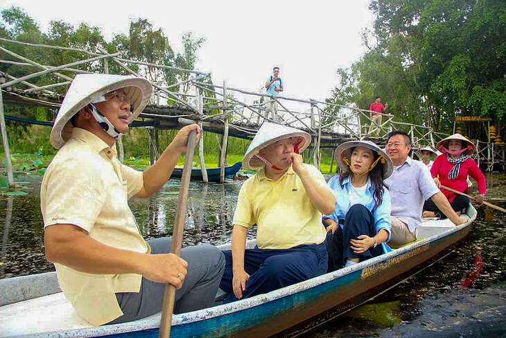 Bí thư Tỉnh ủy Long An chèo xuồng chở Tổng lãnh sự Hàn Quốc ngắm cảnh sông nước miền Tây