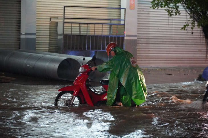 Triều cường đạt mức báo động 3, ngập 'chuyển hướng' khỏi quận trung tâm Cần Thơ