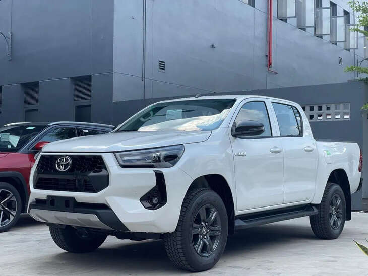 Toyota Hilux 2024 chính thức ra mắt: Giá cao nhất 999 triệu đồng, đối đầu Ford Ranger