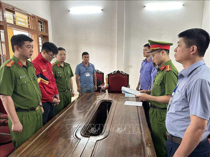 Bắt nhân viên ngân hàng sử dụng phương tiện điện tử chiếm đoạt tiền của khách hàng