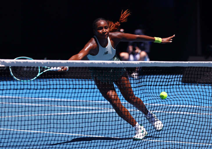 Giải quần vợt Úc mở rộng: Diện trang phục 'siêu anh hùng', Coco Gauff đánh bại Kenin