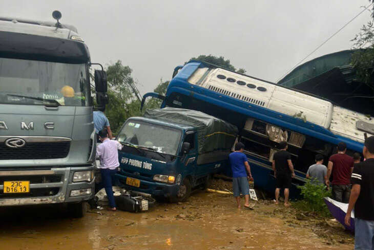 Sạt lở đè trúng nhiều xe cộ và nhà dân, 10 người bị thương, 2 người mất tích