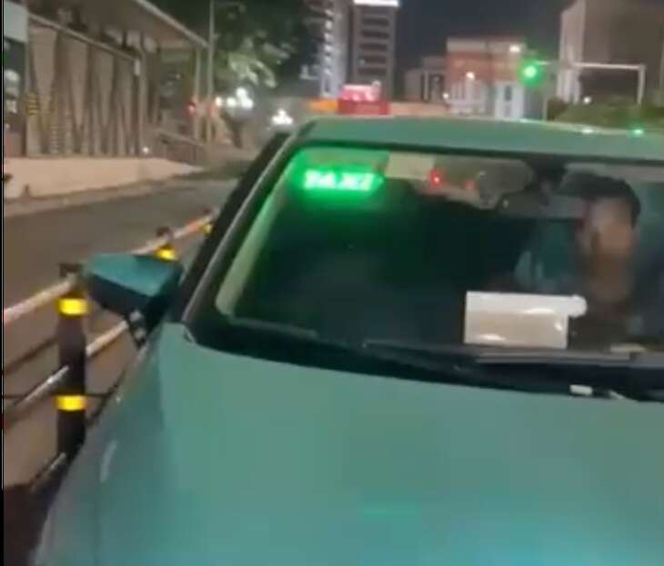 Tài xế taxi đi ngược chiều, 'thi gan' với ô tô đi đúng chiều trên phố Hà Nội