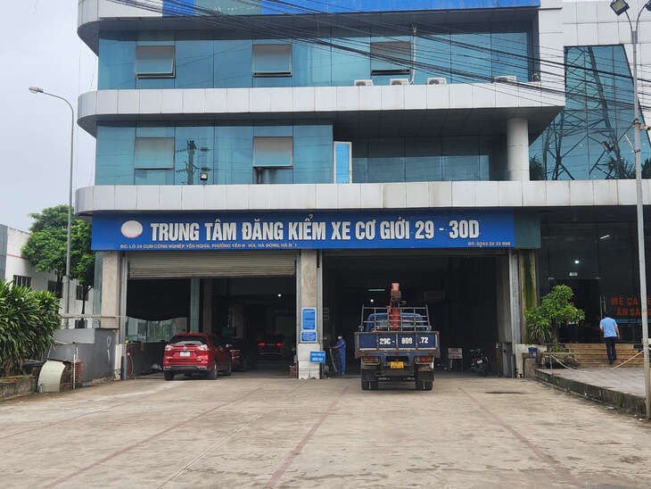 Tạm ngừng thu hồi chứng nhận đăng kiểm viên bị kết án để ngăn ùn tắc trung tâm đăng kiểm