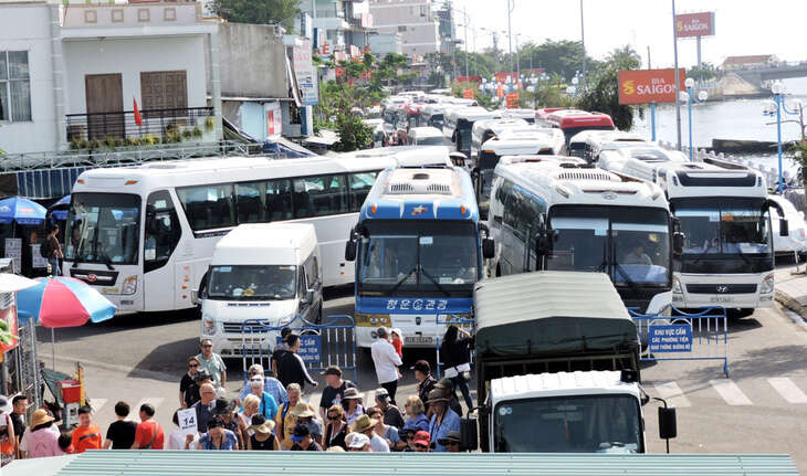 Đòi ‘đặc quyền’ xe khách du lịch vào trung tâm TP Nha Trang giờ cao điểm