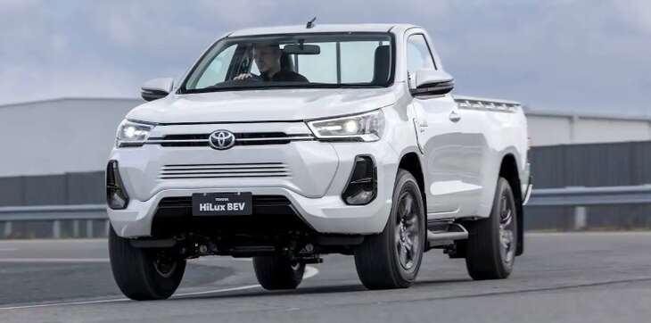 Toyota thử nghiệm xe bán tải Hilux chạy điện đầu tiên