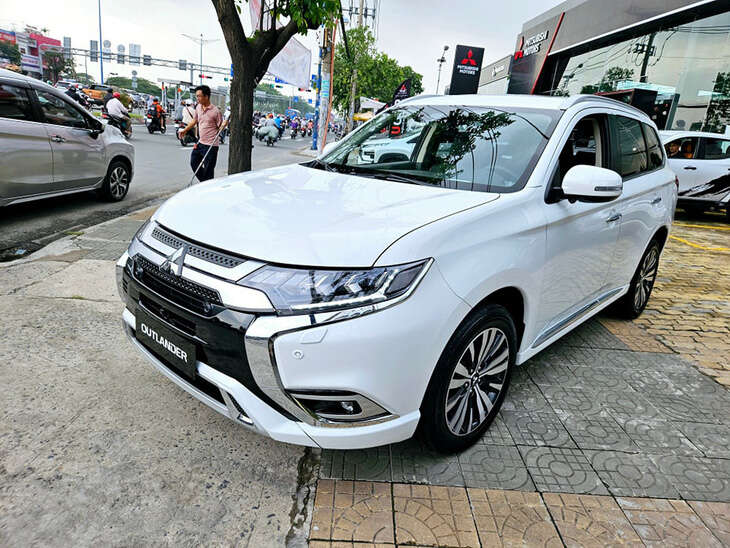 Tin tức giá xe: Mitsubishi Outlander chỉ còn từ 730 triệu tại đại lý, ngang SUV hạng B