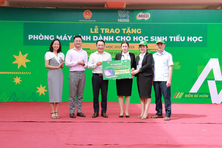 Nestlé MILO trao tặng máy tính cho các trường tiểu học vùng cao