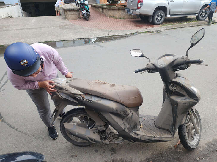 Nước tràn vào hầm nhấn chìm cả trăm xe, dân muốn xem lại cách chống ngập của chung cư