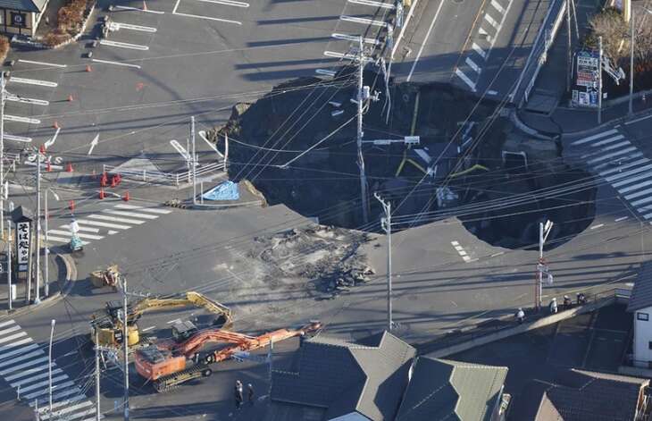 'Hố tử thần' nuốt chửng xe tải gần Tokyo, sau 3 ngày vẫn chưa thể cứu tài xế