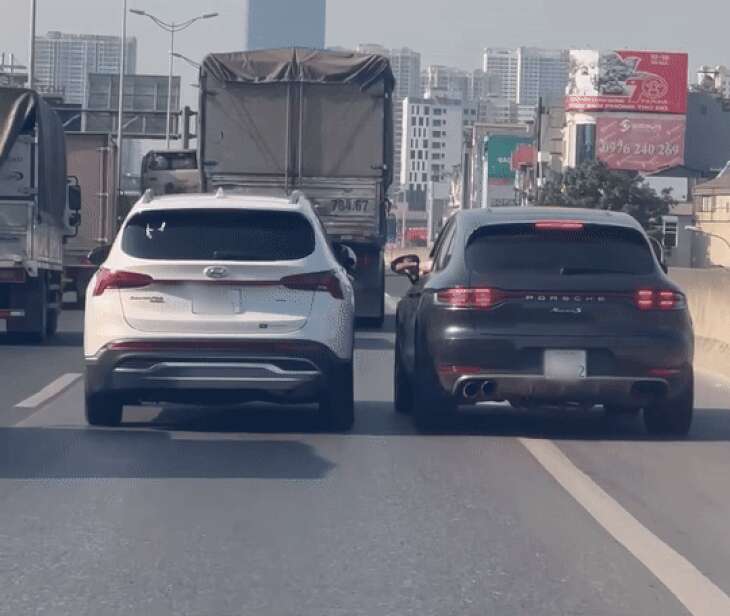 Tài xế Porsche Macan S đi làn khẩn cấp, thò tay đập gương xe Hyundai