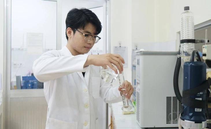 Chàng sinh viên bách khoa làm nước giặt, nước rửa chén, các bà các chị mê