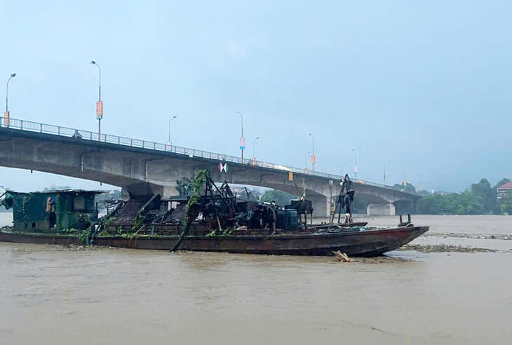 Hai 'tàu ma' từ Trung Quốc trôi trên sông Hồng, nguy cơ gây hỏng cầu