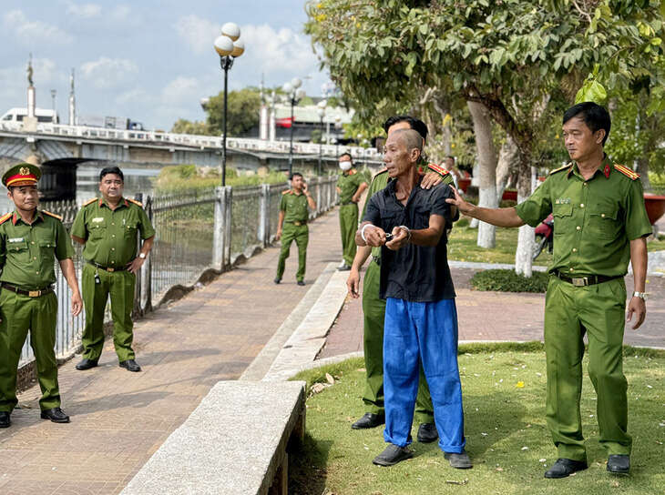 Ba người lang thang cướp tiền, đâm nhau, một người chết