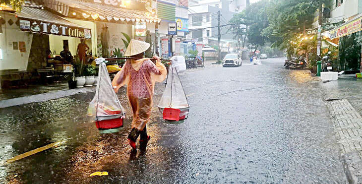 Quang gánh giữa thành phố