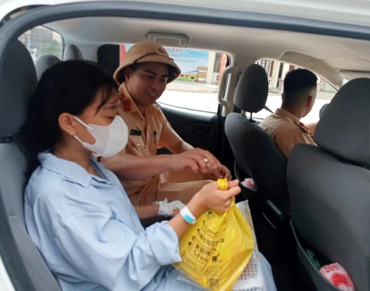 Công an hỗ trợ đưa sĩ tử mổ ruột thừa đến điểm thi ở Hải Phòng