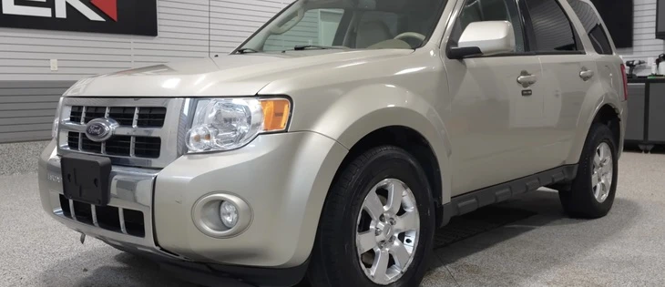 Ford Escape cũ khiến đại lý thu mua hết hồn: Bẩn đến mức phải đeo mặt nạ phòng độc