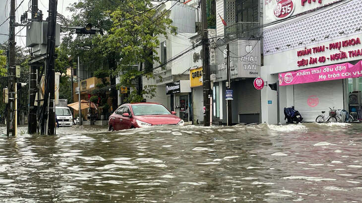 Cảnh báo mưa lớn gây ngập lụt, sạt lở đất ở miền Trung