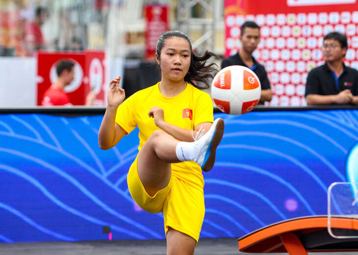 Nữ trọng tài bóng đá gây sốt ở Giải teqball thế giới