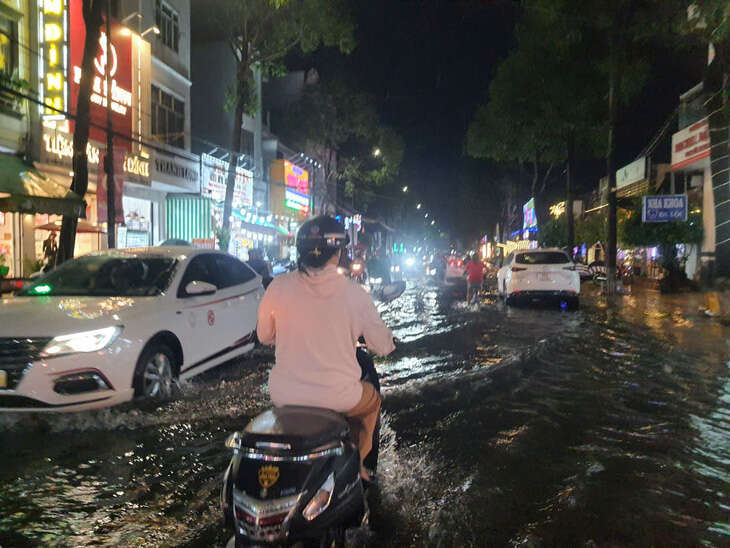 Cơn mưa lớn kéo dài gần 2 giờ, Cần Thơ ngập sâu