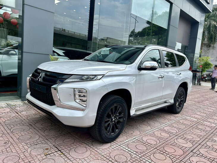 Tin tức giá xe: Xả kho, Mitsubishi Pajero Sport giảm tới 270 triệu tại đại lý, SUV D rẻ ngang Tucson