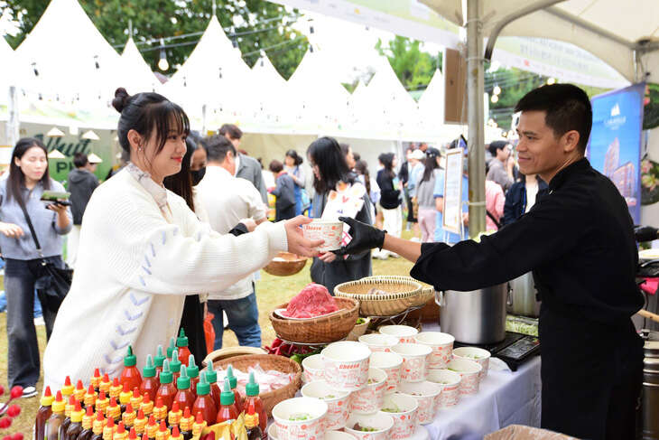 Khách đến Vietnam Phở Festival Seoul tăng vọt, các gian hàng gấp rút bổ sung nguyên liệu