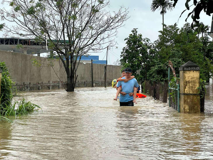 Lũ trên sông Trà Câu lên nhanh, người dân hối hả chạy lũ