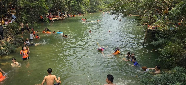 Sẽ xử phạt hành chính các hộ kinh doanh du lịch tự phát có khách chết đuối