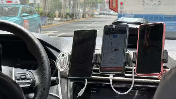 Tài xế taxi Trung Quốc dùng nhiều app cùng lúc để giành khách