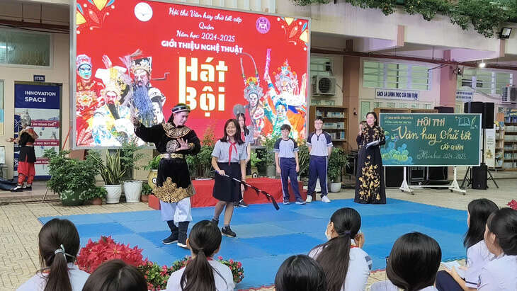 Học sinh xem hát bội, thi văn hay chữ tốt